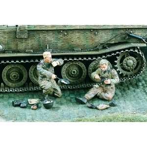    Breakfast German Tankers WWII (2) 1 35 Verlinden: Toys & Games