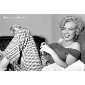  MARILYN MONROE POSING ON COUCH POSTER 24X 36 #1545