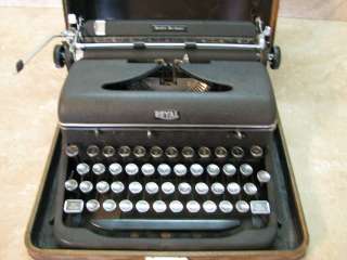   /Antique ROYAL DE LUXE TYPEWRITER in Portable Case WORKS  
